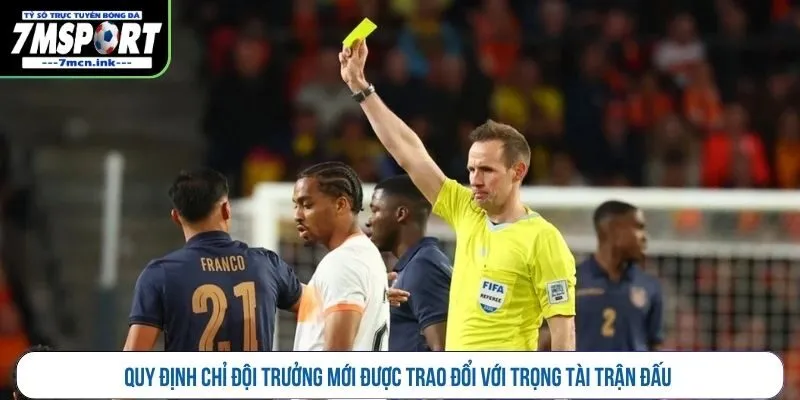 Quy định chỉ đội trưởng mới được trao đổi với trọng tài trận đấu